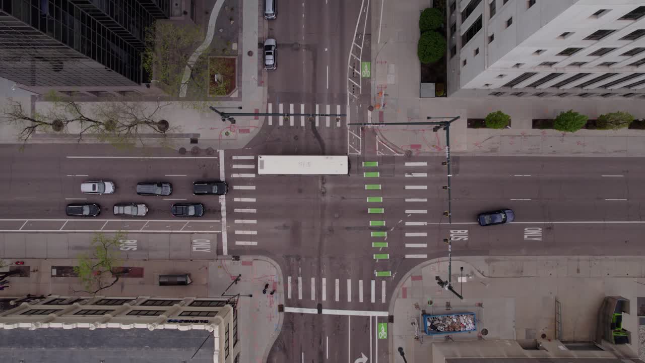 tráfico en una intersección en denver, ee.uu.