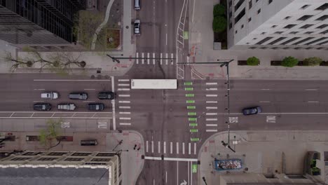 Tráfico-En-La-Intersección-En-Denver,-Estados-Unidos