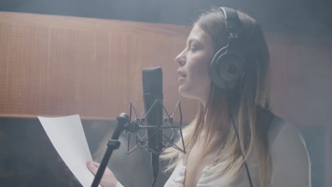 hermosa cantante que trabaja en un estudio de música