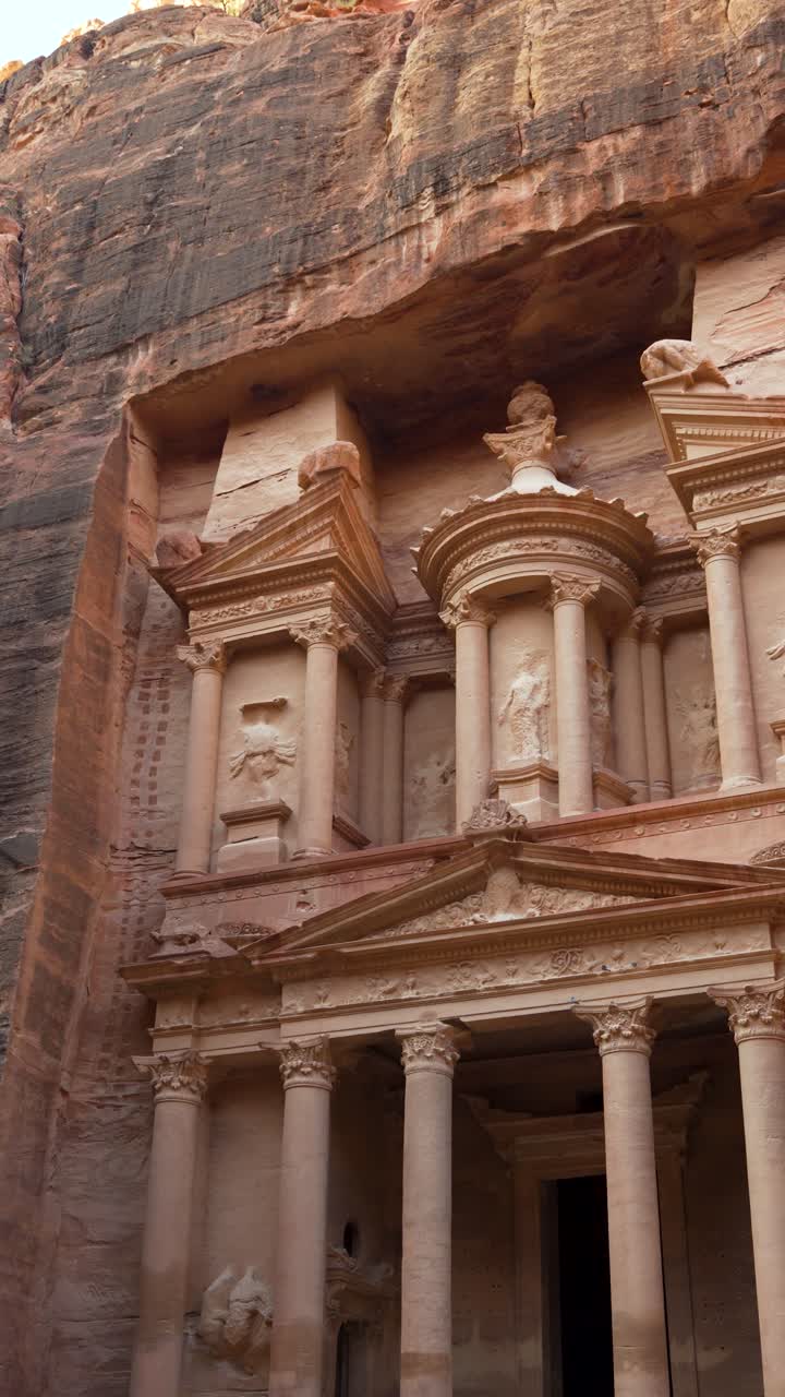 Monument emblématique du Trésor de Petra ou Al-Khazneh, sculpté dans du grès, en vue verticale, Jordanie.