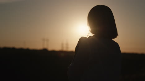 Woman-drinking-a-cocktail-at-sunset