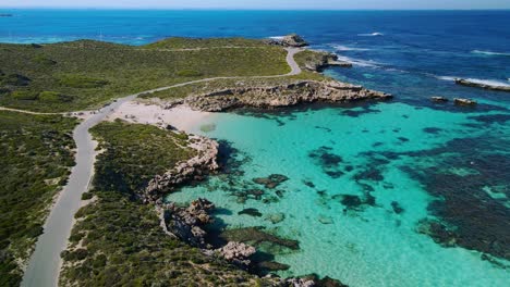 vista aérea de la bahía del salmón, isla rottnest, australia- órbita, disparo de avión no tripulado