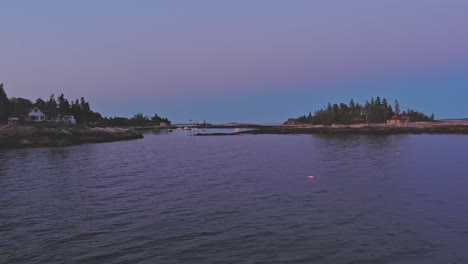 Hermosa-Vista-Aérea-Panorámica-De-Southport-Maine-En-La-Hora-Azul