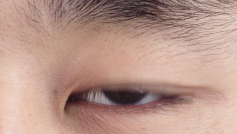 가까운 아시아 남자의 눈이 카메라를 바라보며 열리는 건강한 시력 개념