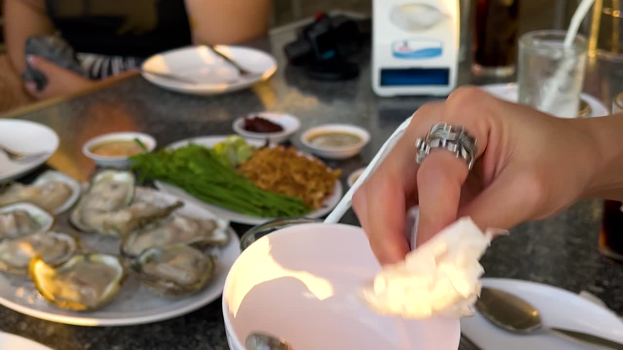 식탁 에서 그 을 는 것