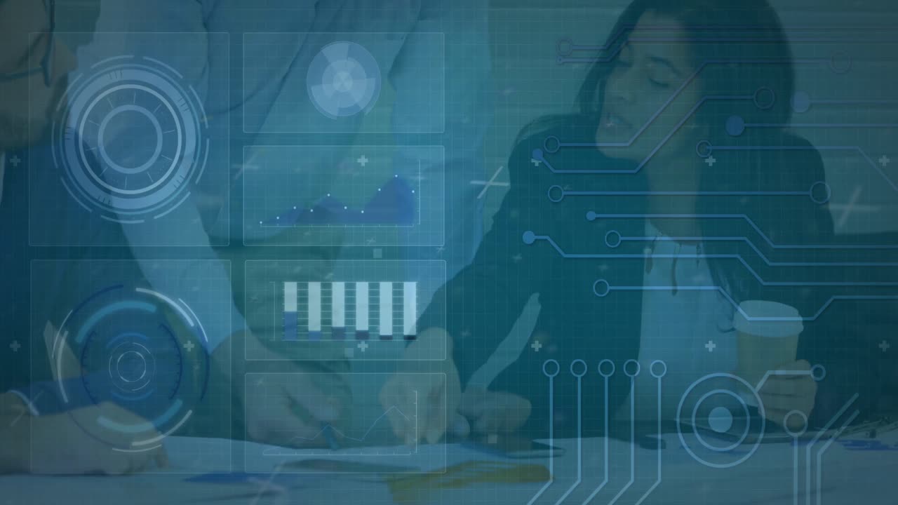 animación de la interfaz digital con procesamiento de datos sobre diversos colegas discutiendo en la oficina