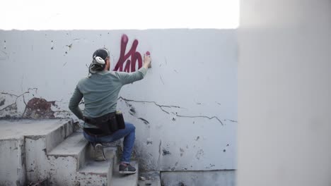Graffiti-Künstler-Malt-Mit-Aerosolspray-4k