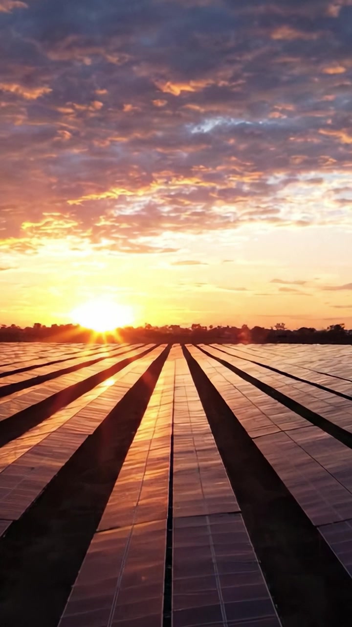 En betagende solnedgang over en solcellepark: Indfanger skønheden ved vedvarende energi og den gyldne time på naturens storslåede lærred