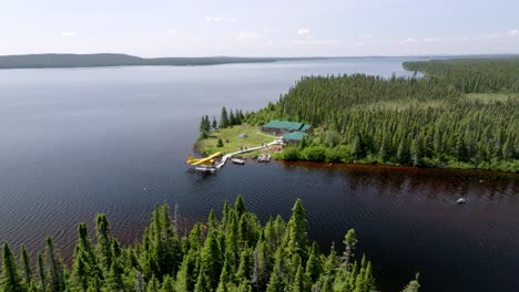 Descripción-Panorámica-Del-Campamento-Aislado-En-Canadá-Con-Hidroavión-Beaver-En-El-Muelle