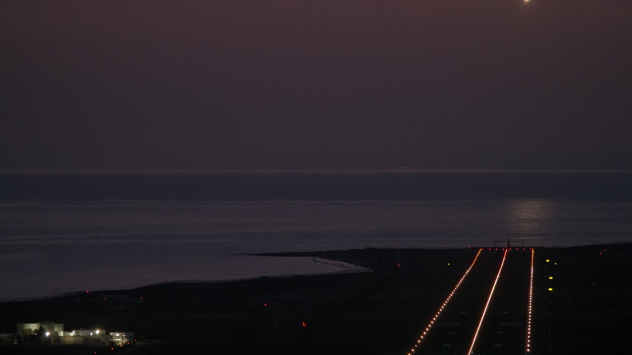 밤에 착륙하는 비행기