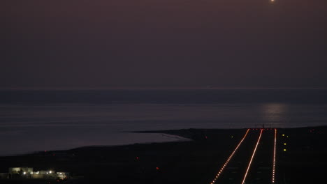 avión aterrizando en la noche