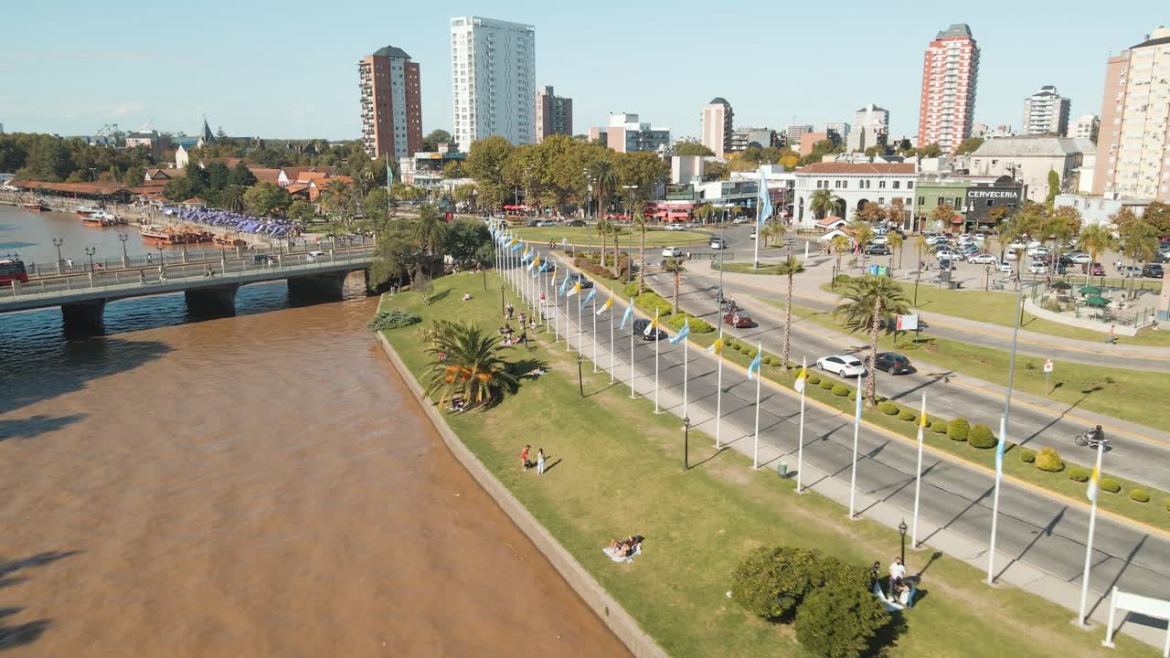 vista aérea del paseo costero de tigre cerca de un puente y frente a la ciudad al final