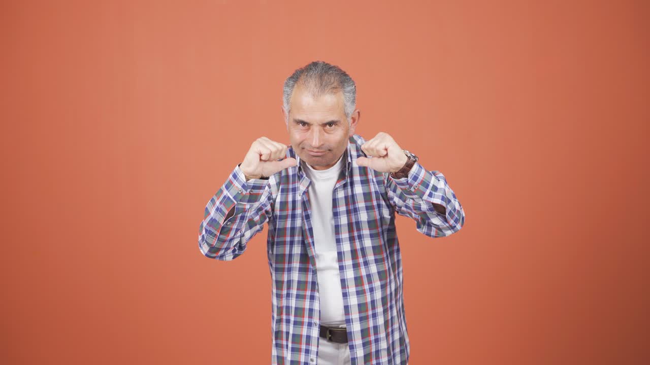 hombre mirando a la cámara haciendo una señal de confianza.