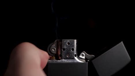 zippo 라이터를 켜려고 하는 클로즈업 샷