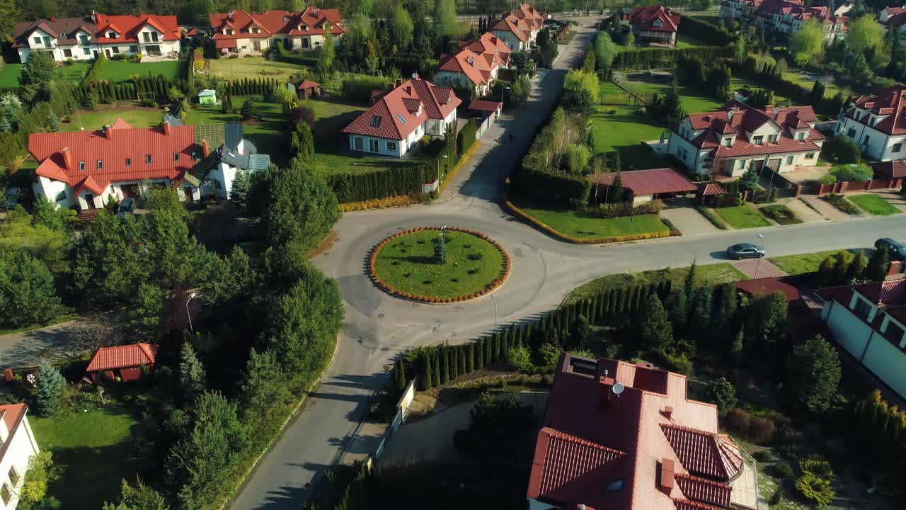 vista aérea de un punto central de una urbanización en los suburbios