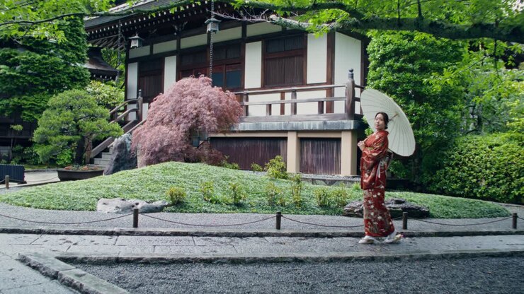 Donna giapponese in kimono in un giardino di un tempio