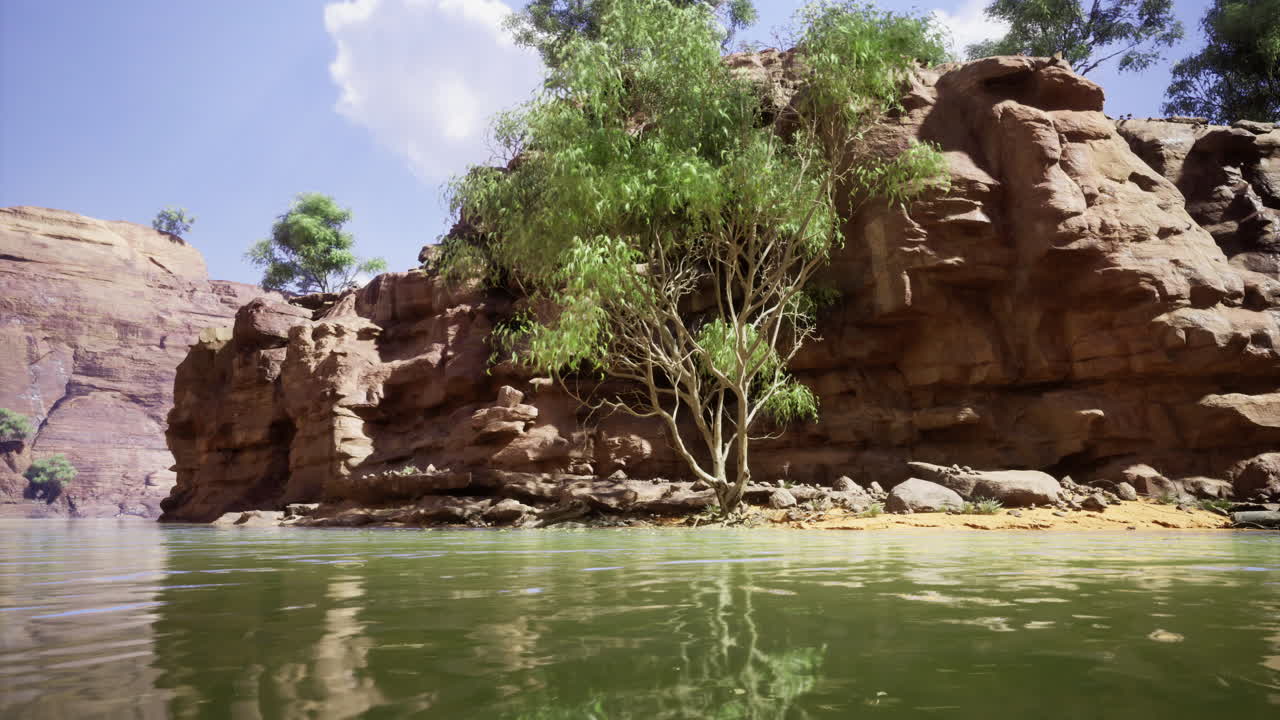 Splendida riva del fiume circondata da scogliere rocciose sotto un cielo soleggiato