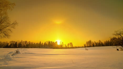 Cielo-Vívido-Del-Amanecer-En-Un-Paisaje-Nevado