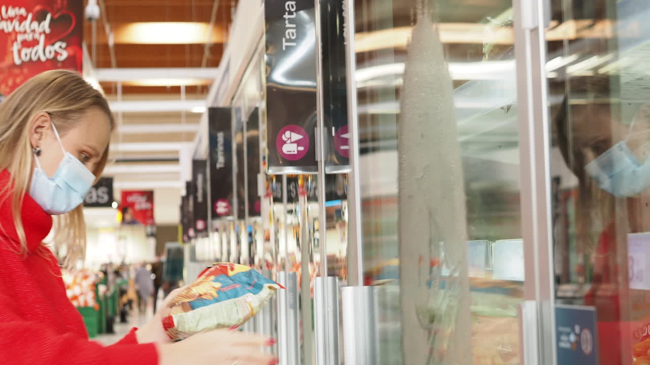 슈퍼마켓에 있는 소녀