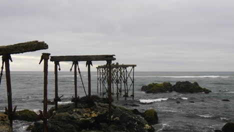 Ruinas-Del-Histórico-Muelle-De-120-Años-De-Antigüedad-En-Llico,-Vichuquen,-Chile,-Toma-Escénica