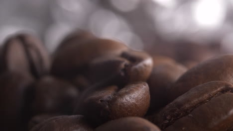 Aroma-De-Café,-Tostado-De-Frijoles,-Humo-Ascendente,-Macro-Con-Bokeh,-Primer-Plano