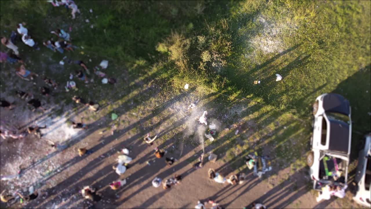 흰색 페인트의 스프레이 캔으로 졸업생을 더럽혀서 졸업을 축하하는 재미