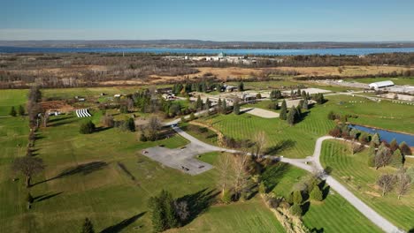 Video-De-Un-Dron-Que-Vuela-Hacia-Atrás-De-Los-Terrenos-Del-Centro-Ecuestre-En-Ottawa,-Canadá