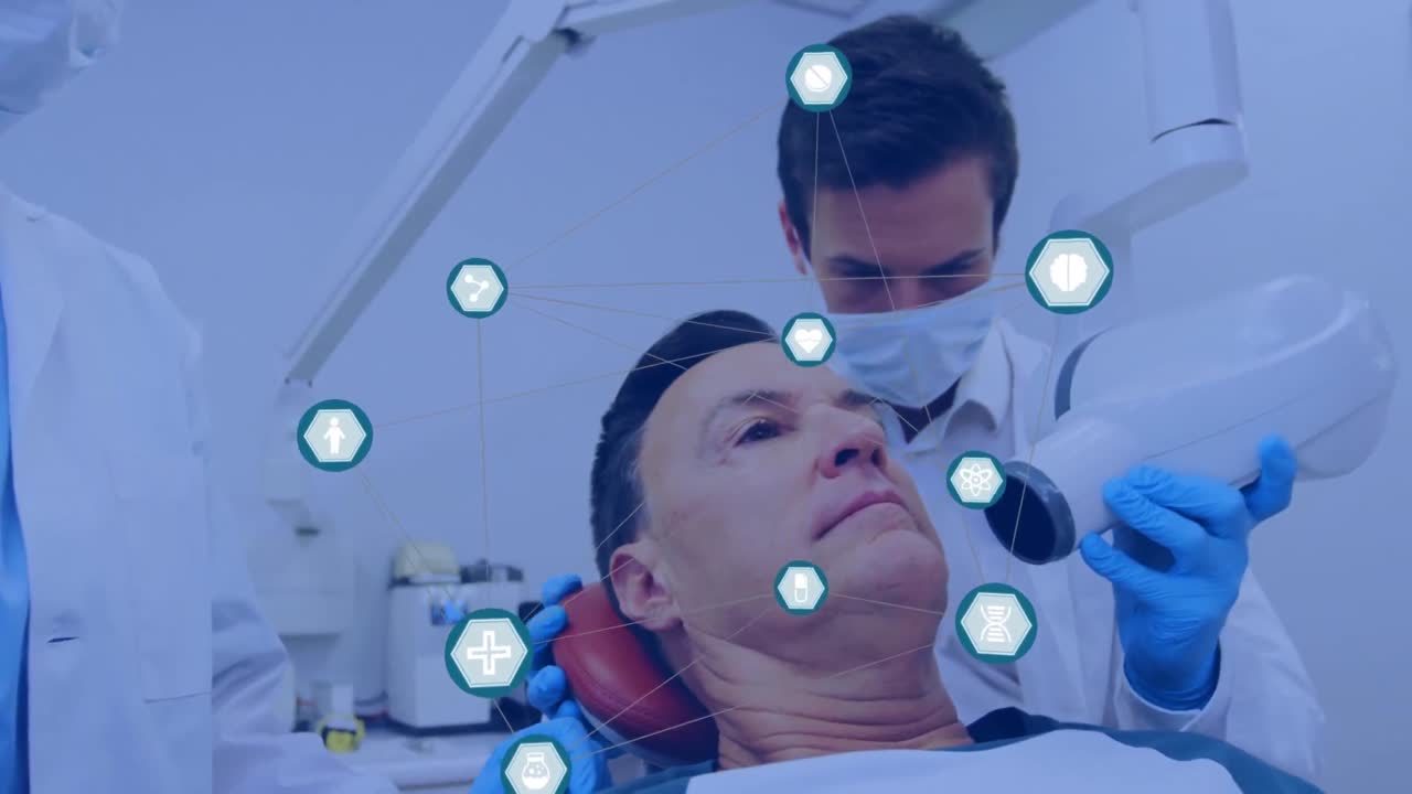 Rete di icone digitali su un dentista uomo caucasico che esamina i denti di un paziente in clinica.