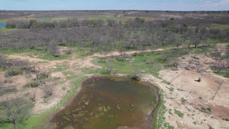 Vuelo-Aéreo-Sobre-Un-Estanque-En-Un-Rancho-En-Texas