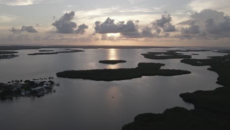 Puesta-De-Sol-Aéreo-Alto-Sobre-Islas-Que-Salpican-El-Paso-De-Matlacha-Reserva-Acuática