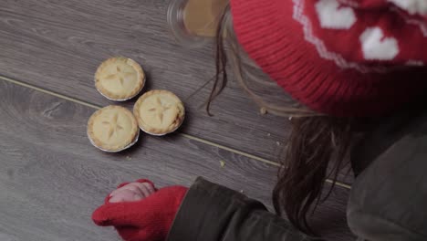 Frau-Mit-Wintermütze-Und-Handschuhen,-Die-Kuchen-Und-Kaffee-Greift-1