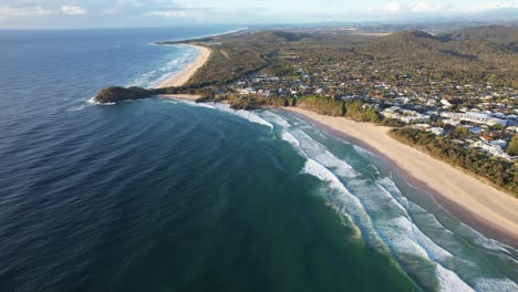 Playa-De-Cabarita-Y-Promontorio-De-Norries,-Tweed-Shire,-Nueva-Gales-Del-Sur,-Australia---Panorámica-Aérea