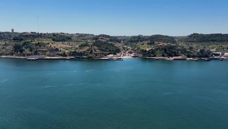 Drohnenaufnahme-Von-Der-Überquerung-Des-Flusses-Tejo-Mit-Einer-Drohne