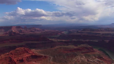 Ein-Tal-Von-Mesas-Am-Tag-Im-Canyonlands-National-Park-In-Utah