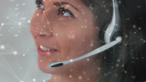 animación del procesamiento de datos sobre una mujer de negocios usando auriculares telefónicos