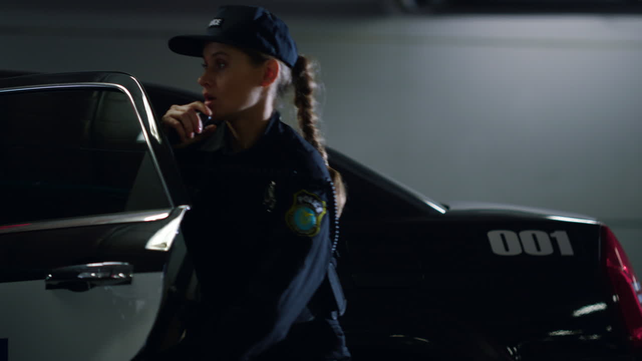 un oficial de policía usando un walkie-talkie