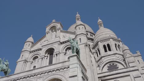 Nahaufnahme-Der-Außenseite-Der-Kirche-Sacre-Coeur-In-Paris,-Frankreich,-Aufgenommen-In-Zeitlupe