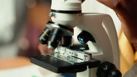 futura investigadora trabaja en su tesis examinando microorganismos