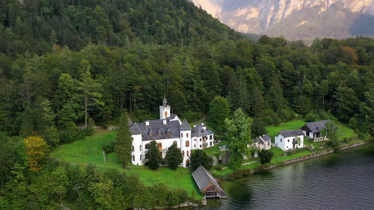 Paesaggio rurale estivo con lago e casa bianca a Hallstatt, Alta Austria