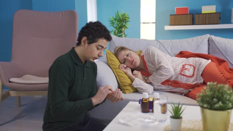 un joven cuidando a su madre enferma.
