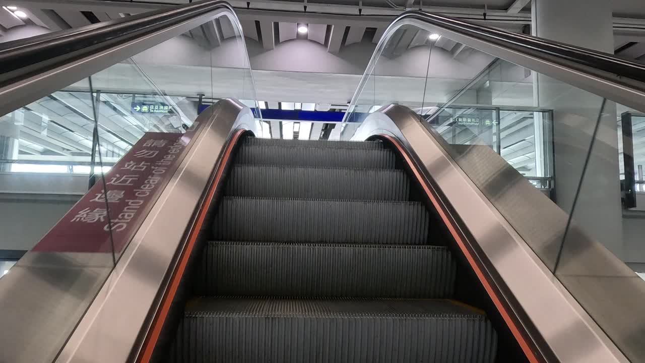 Opadgående rulletrappe i en moderne lufthavnsterminal