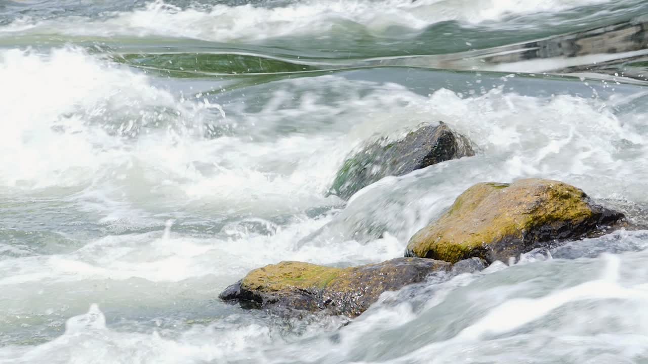 바위 가 있는 빠른 흐름 의 강