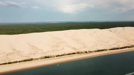 Establecimiento-De-Una-Vista-Aérea-Sobre-La-Duna-De-Arena-De-Pilat-En-Burdeos,-Francia