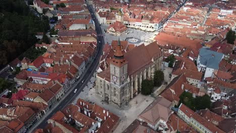 Adelante-Drone-Hacia-La-Iglesia-Negra-Cerca-Del-Centro-Antiguo-De-La-Ciudad-En-Brasov,-Rumania