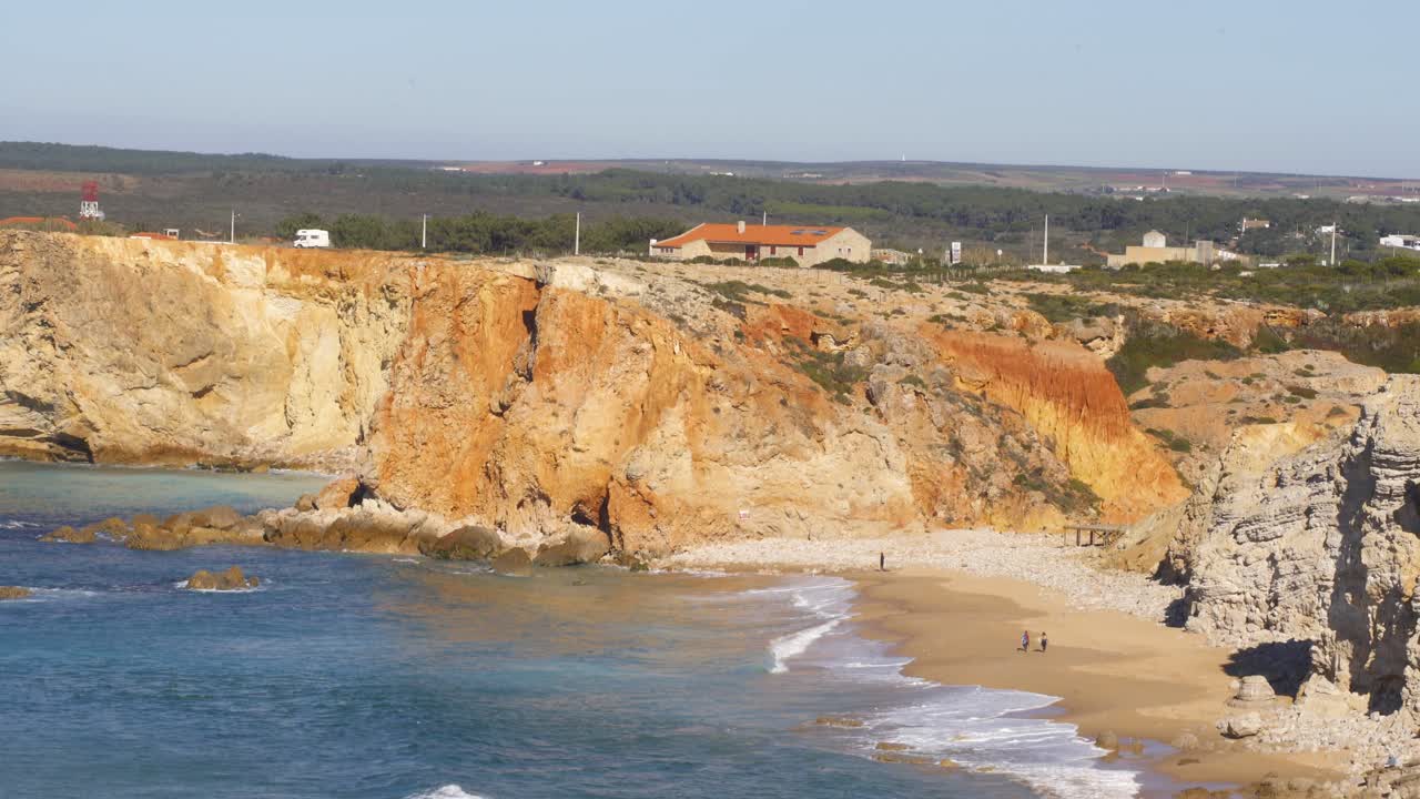 Falesie costiere sulla costa di Sagres in Portogallo.