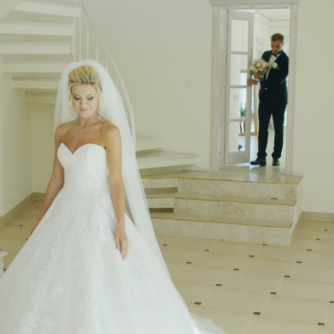 emotivo primer encuentro del novio y la novia en el feliz día de la boda