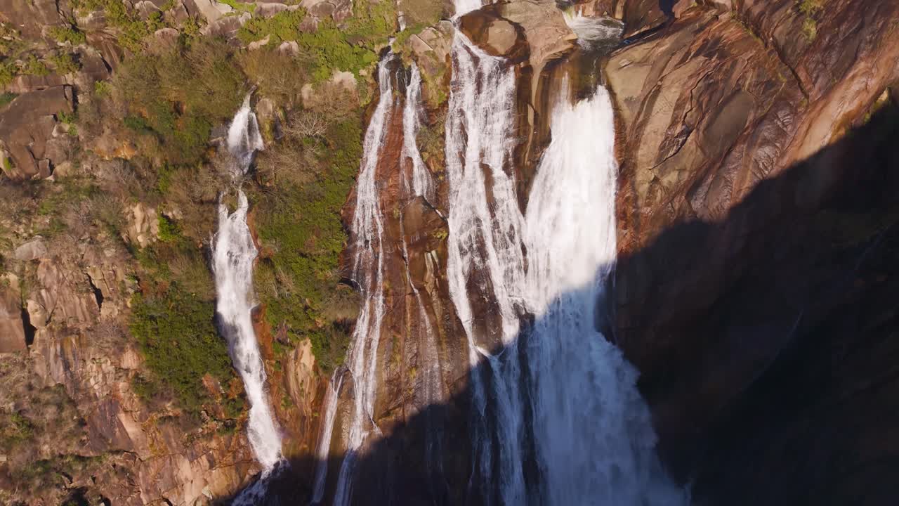 La luce del sole illumina la meraviglia naturale della cascata di Ezaro in Galizia, Spagna. Scatto aereo