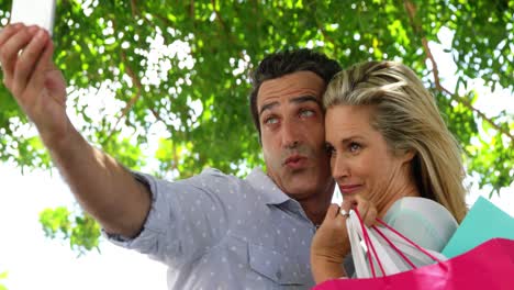 pareja feliz tomando un selfie desde un teléfono móvil en un día soleado