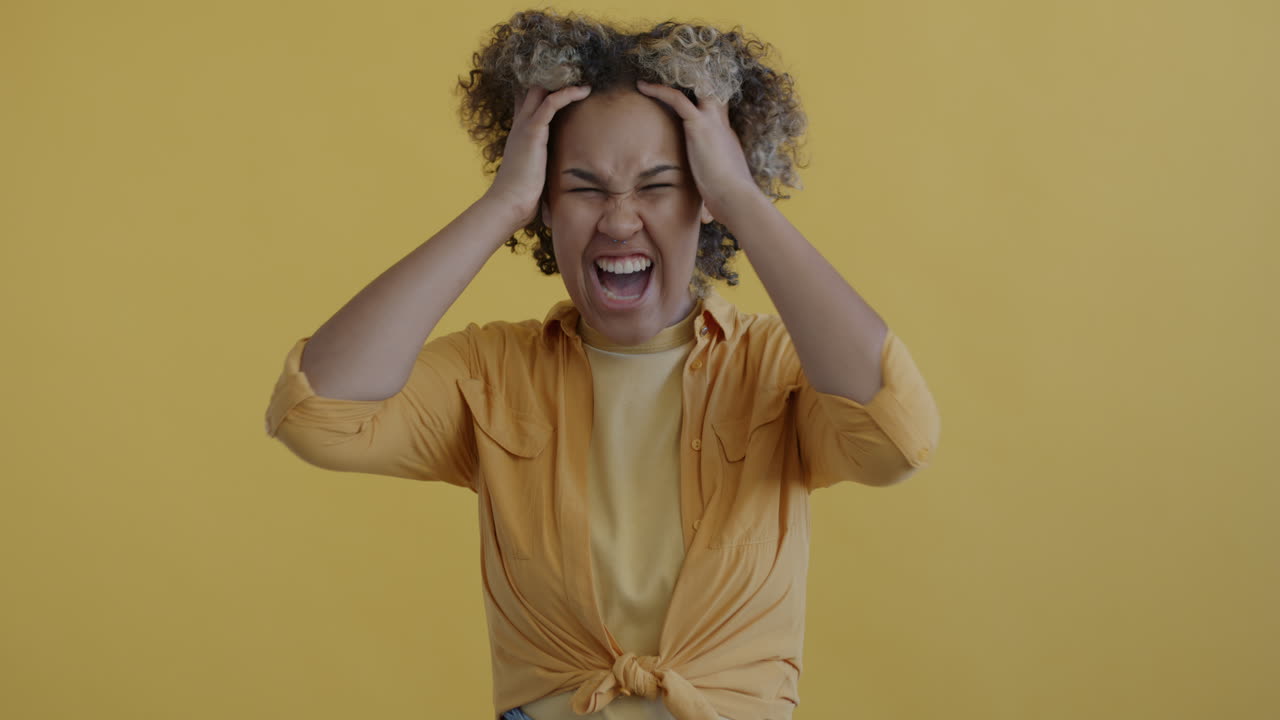 mujer expresando diferentes emociones