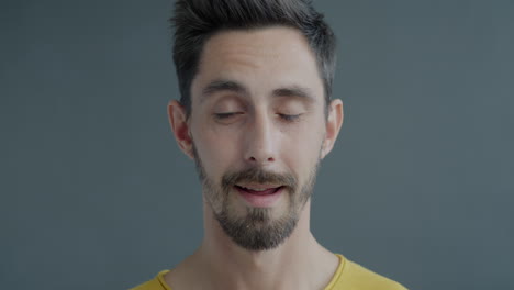 hombre con una expresión pensativa